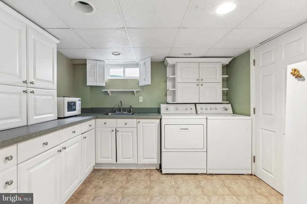4 TAYLOR DRIVE New Brunswick, NJ 08901