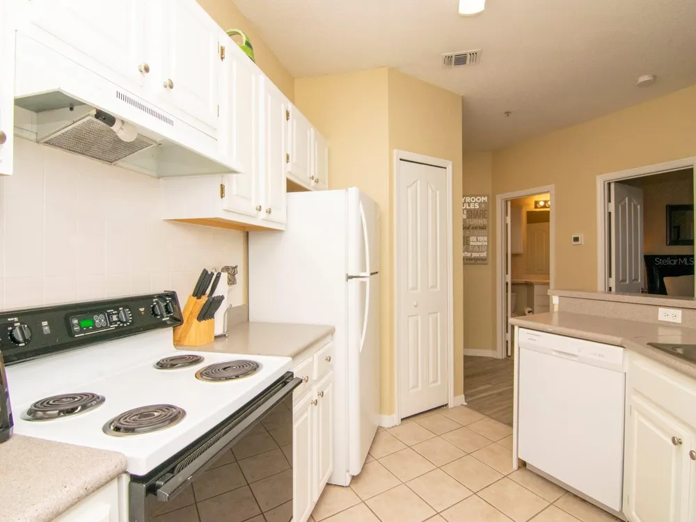 5815 LEGACY CRESCENT PLACE #202 Riverview, FL 33578