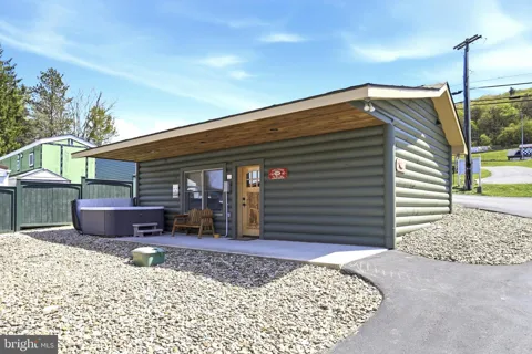 18 LAKESIDE VILLAGE LANE