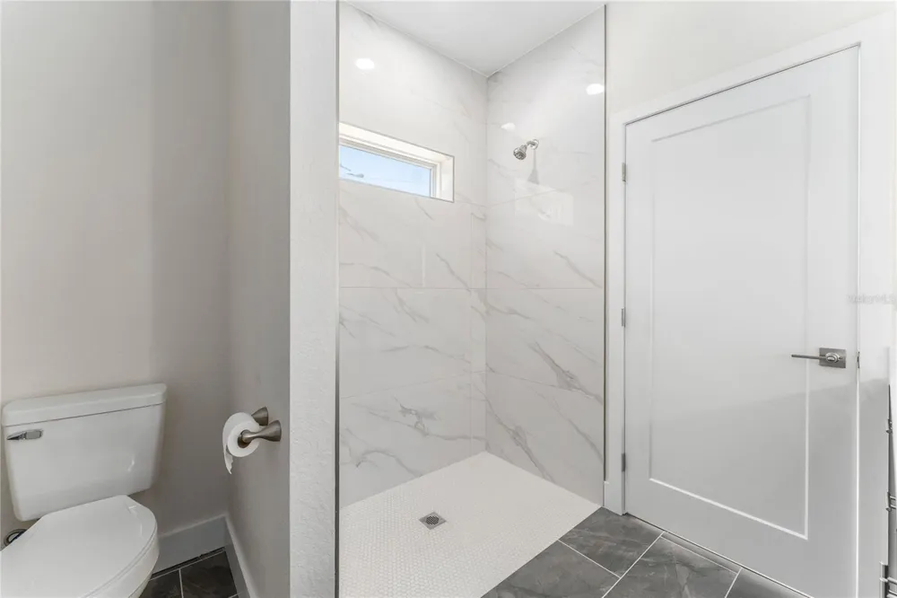 925 NE 17TH DRIVE Gainesville, FL 32641