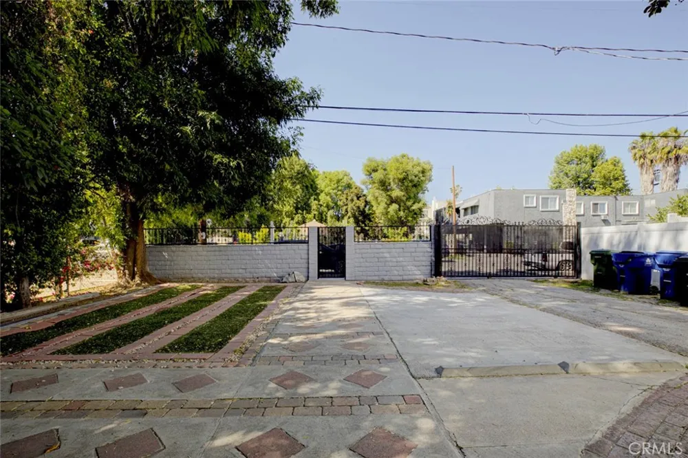 14916 Wyandotte Van Nuys, CA 91405