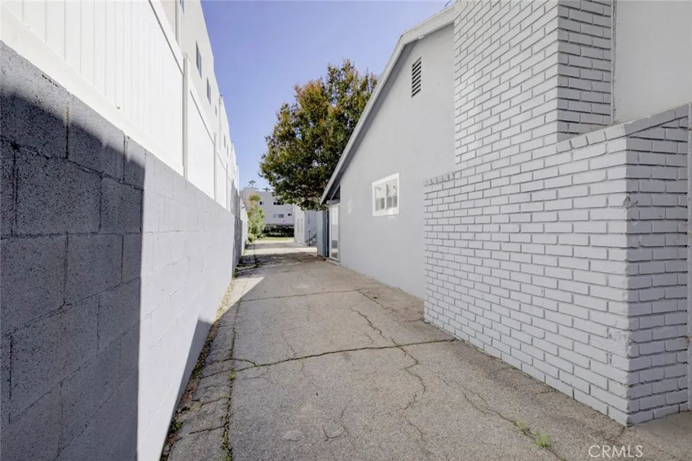 14918 1/2 Wyandotte Van Nuys, CA 91405