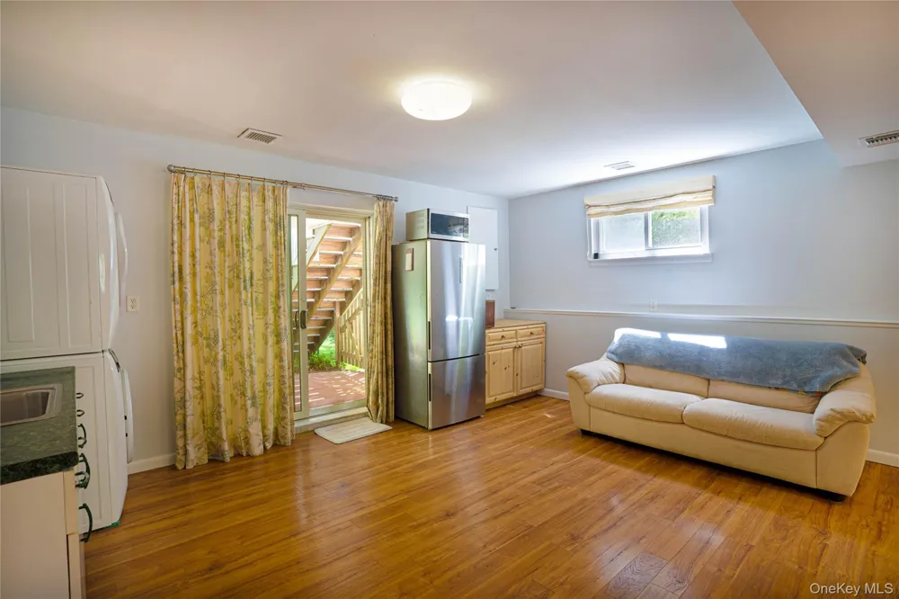 50 Runnymeade Drive East Hampton, NY 11937