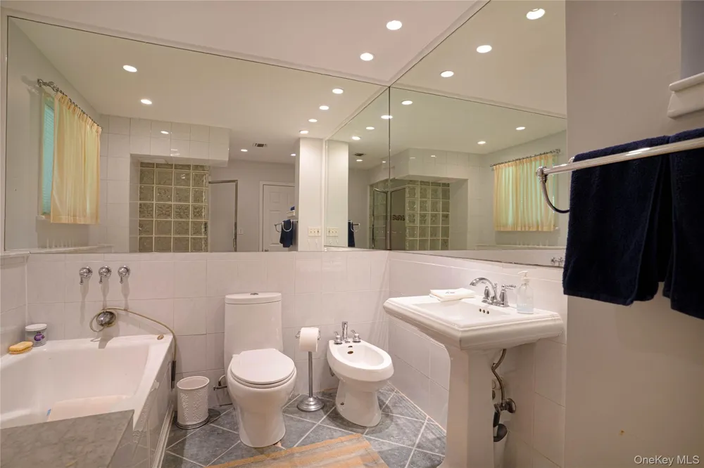 50 Runnymeade Drive East Hampton, NY 11937