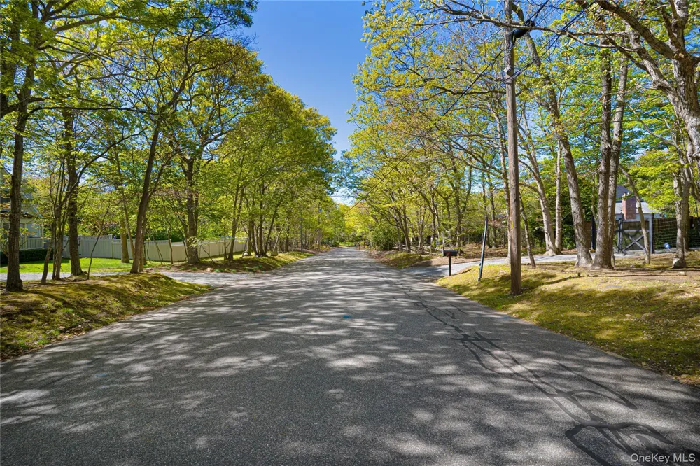50 Runnymeade Drive East Hampton, NY 11937