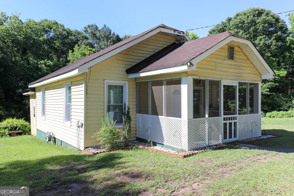 1186 E Tugalo ST Toccoa, GA 30577