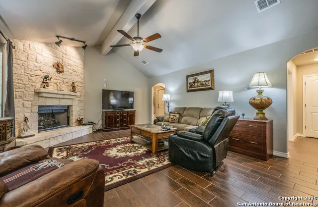 1421 Cottonwood Rd Fischer, TX 78623