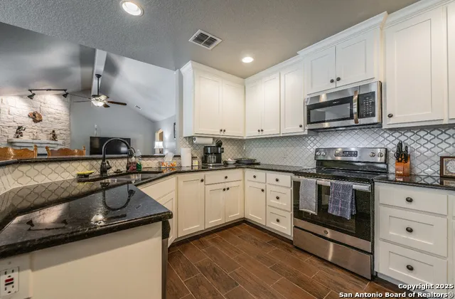 1421 Cottonwood Rd Fischer, TX 78623