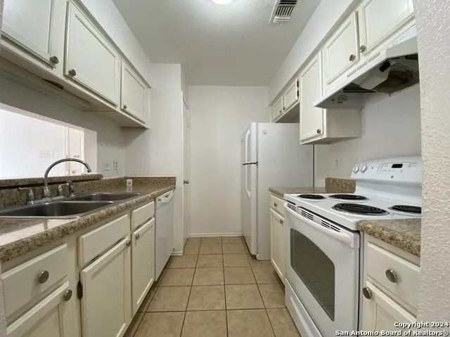 810 STATION ST Converse, TX 78109
