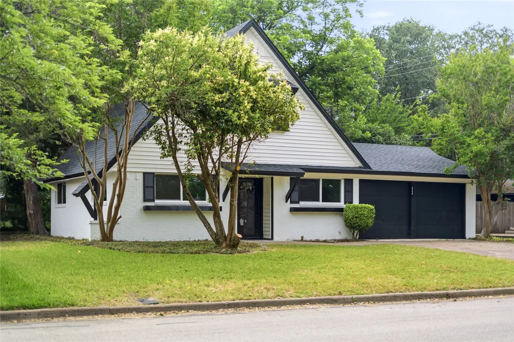 220 Robert Street Burleson, TX 76028