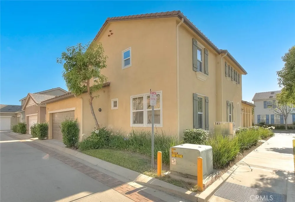 906 Woodbine Azusa, CA 91702