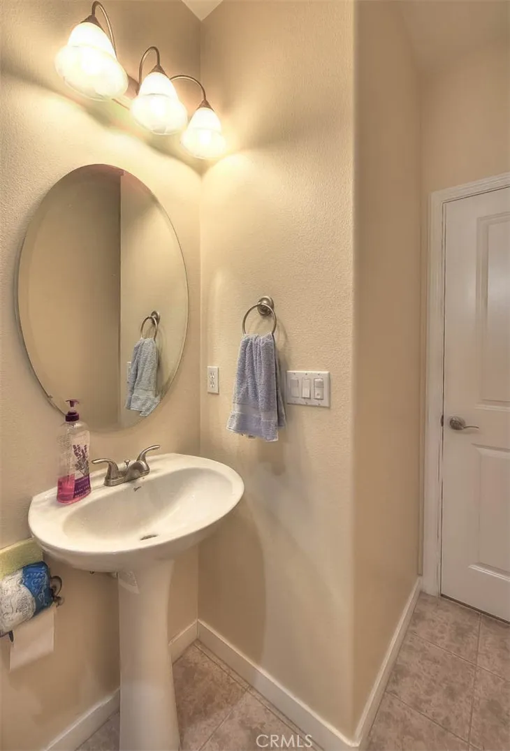 906 Woodbine Azusa, CA 91702