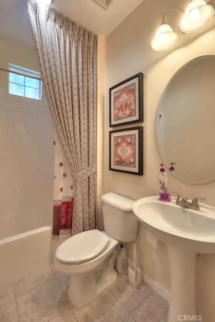 906 Woodbine Azusa, CA 91702