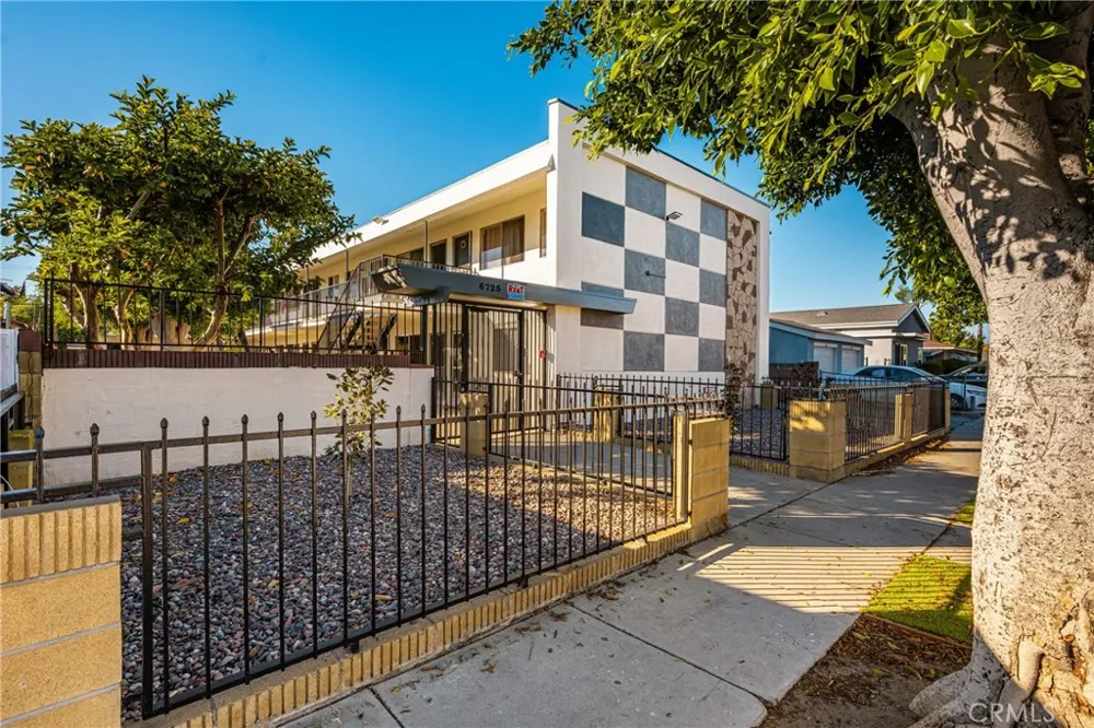 6725 Perry Road Bell Gardens, CA 90201