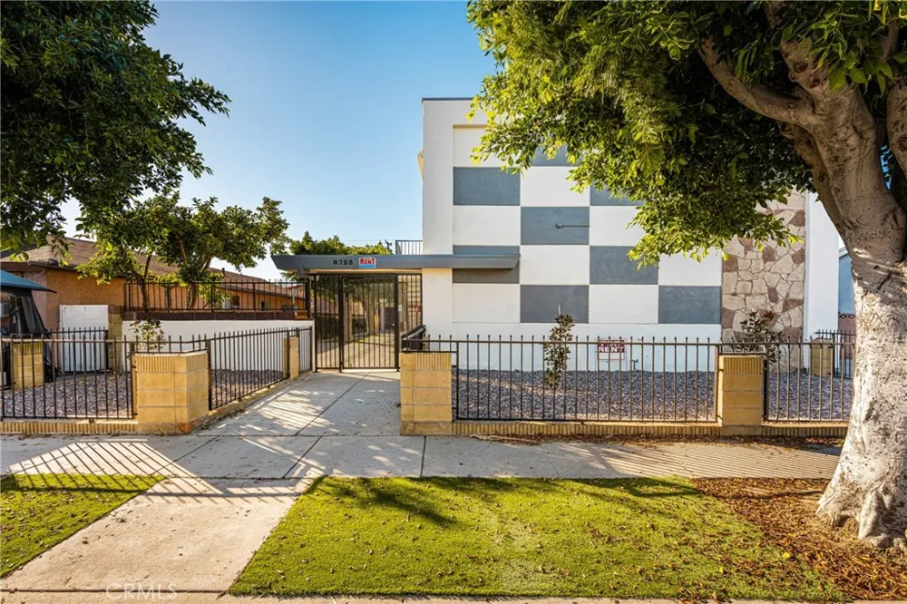 6725 Perry Road Bell Gardens, CA 90201