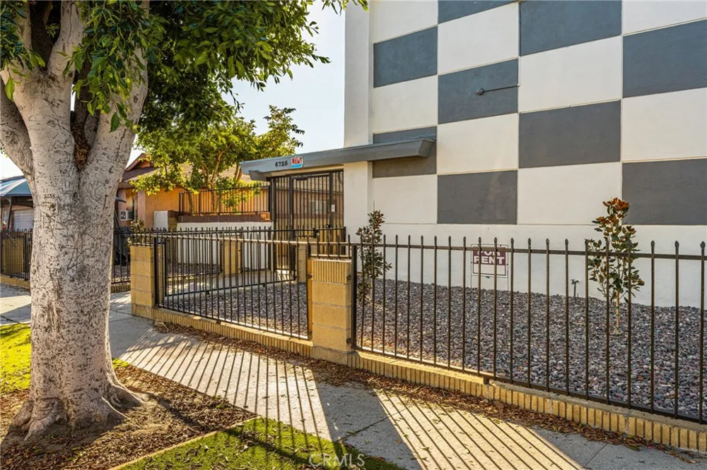 6725 Perry Road Bell Gardens, CA 90201