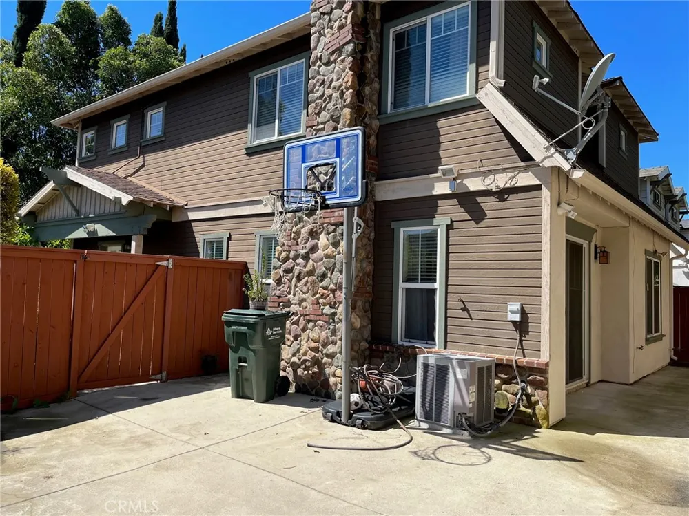 214 Violet Avenue #F Monrovia, CA 91016