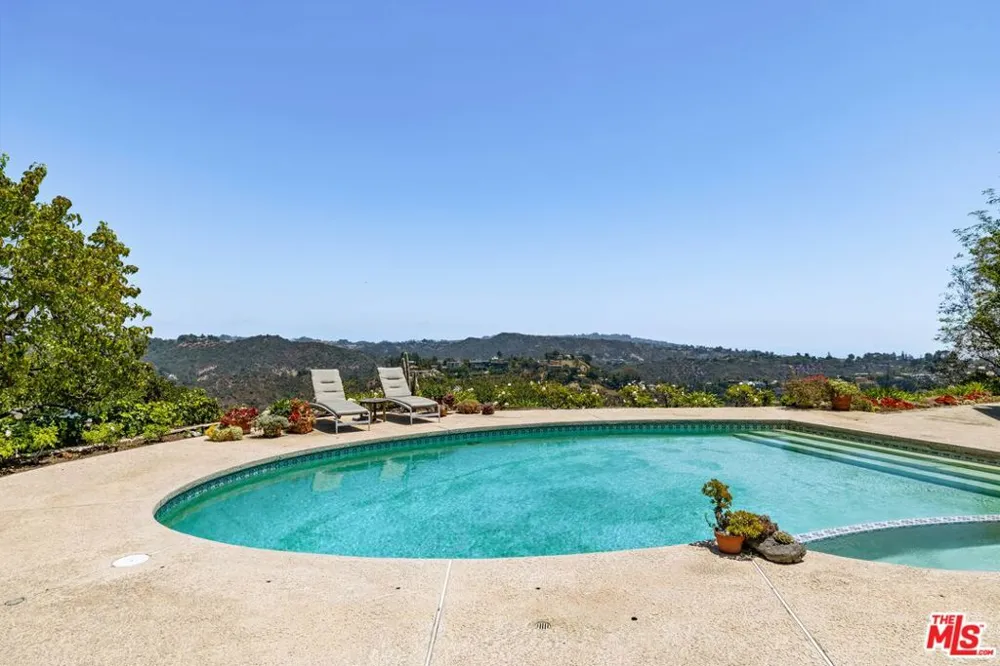 1612 Stradella Road Los Angeles, CA 90077