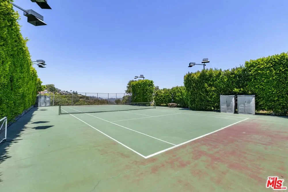 1612 Stradella Road Los Angeles, CA 90077