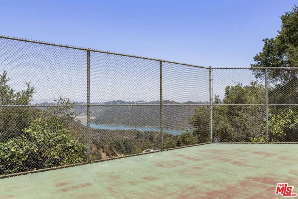 1612 Stradella Road Los Angeles, CA 90077