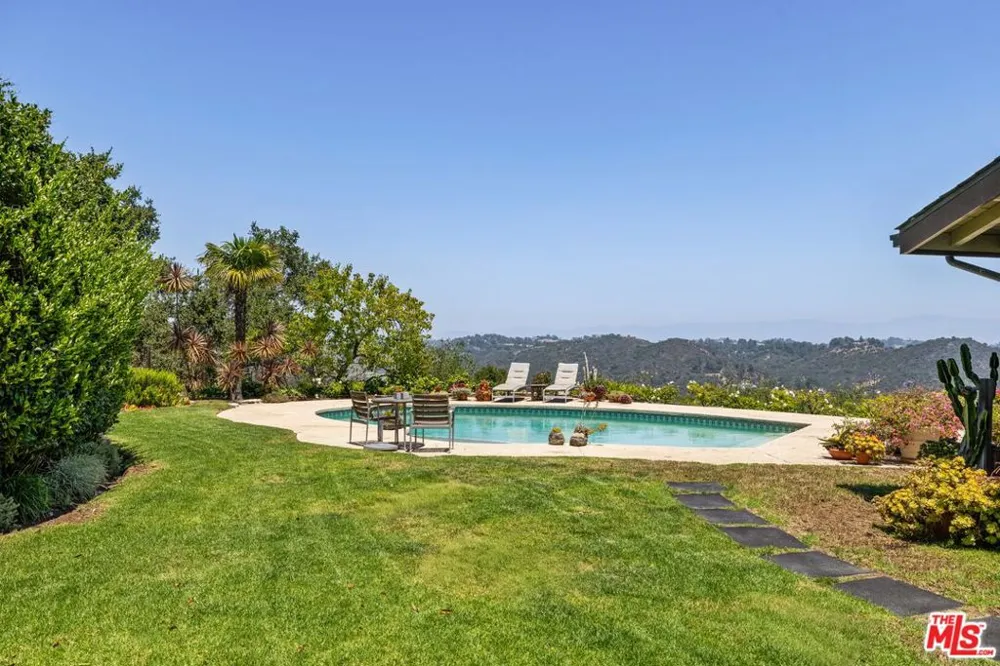 1612 Stradella Road Los Angeles, CA 90077