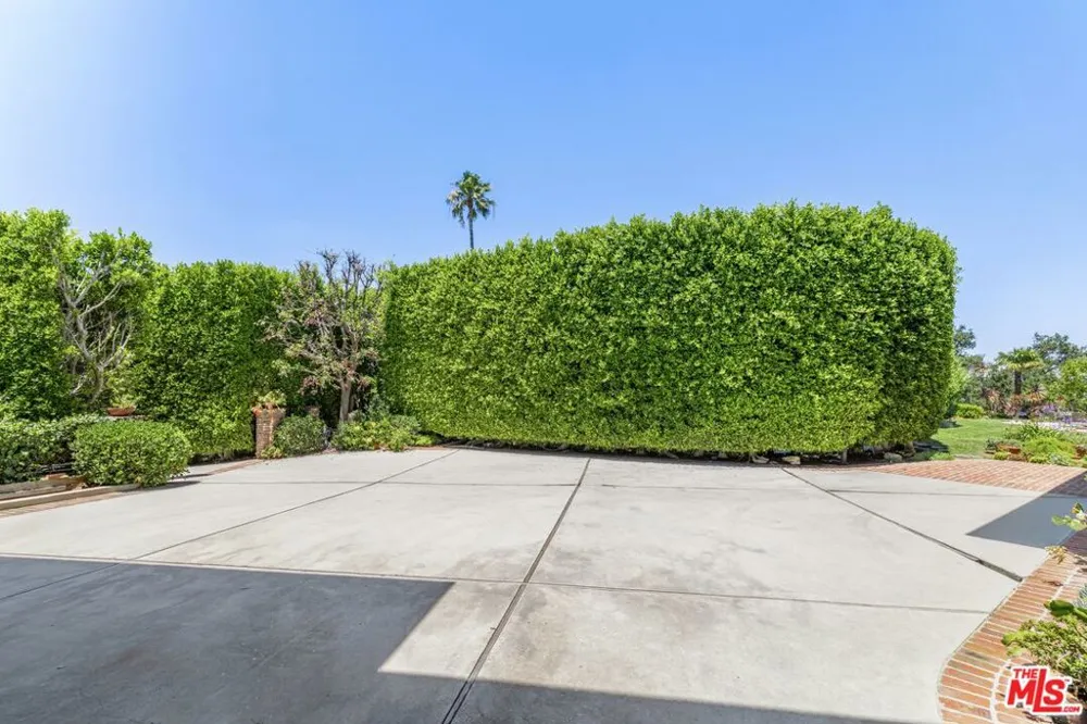 1612 Stradella Road Los Angeles, CA 90077