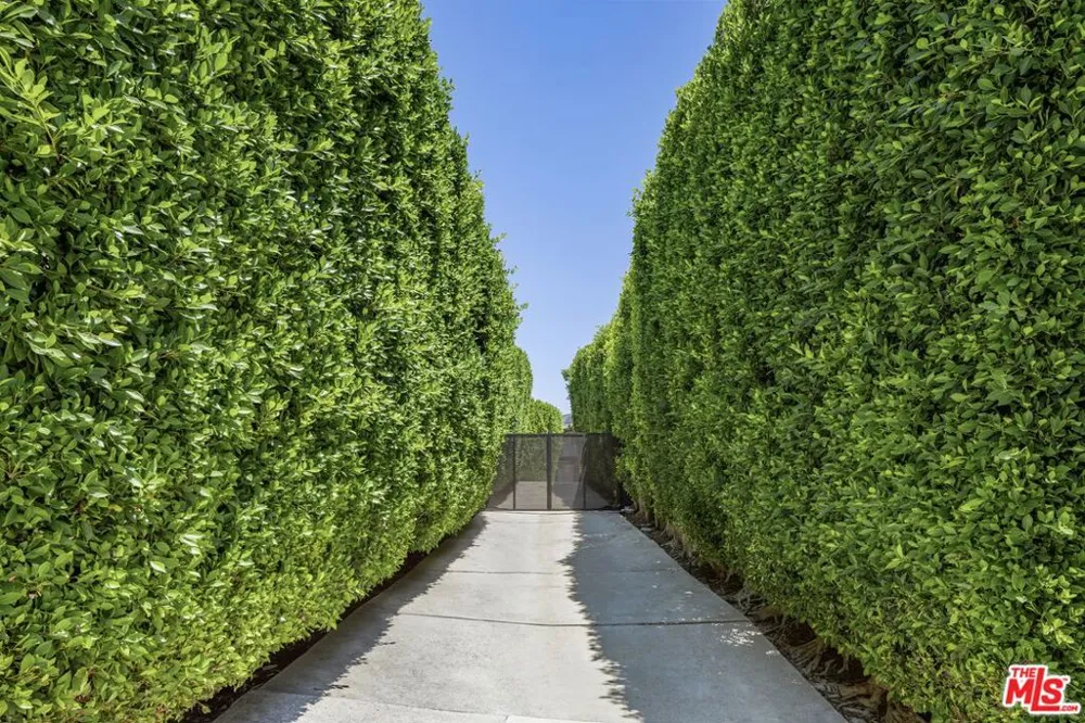 1612 Stradella Road Los Angeles, CA 90077