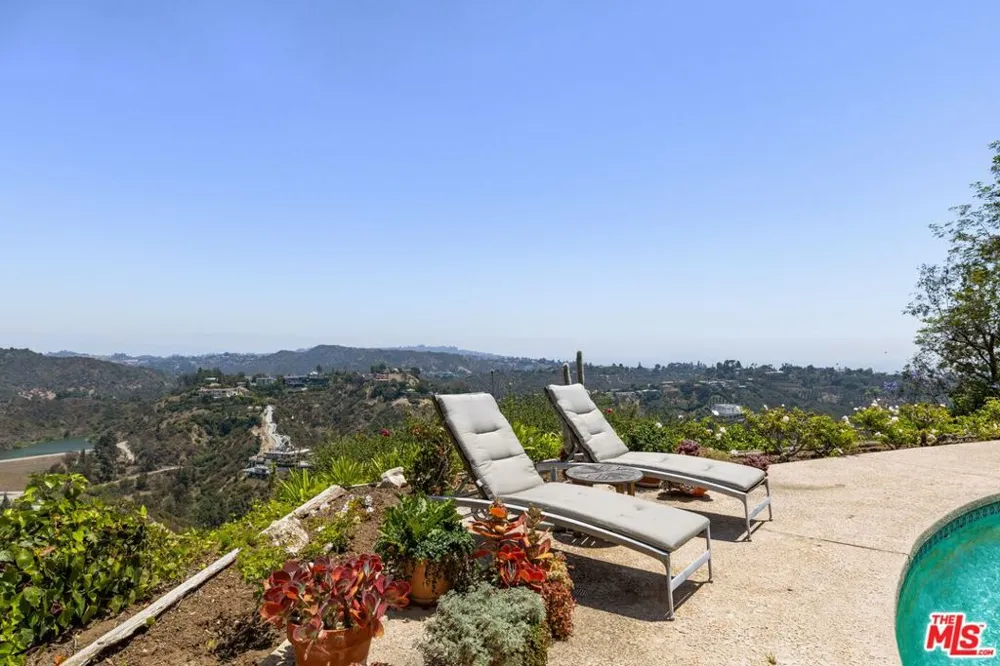 1612 Stradella Road Los Angeles, CA 90077