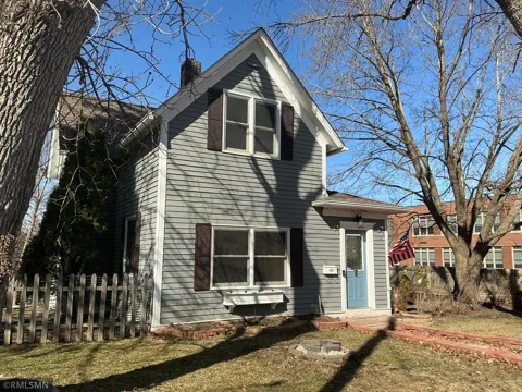 704 Mulberry Street W