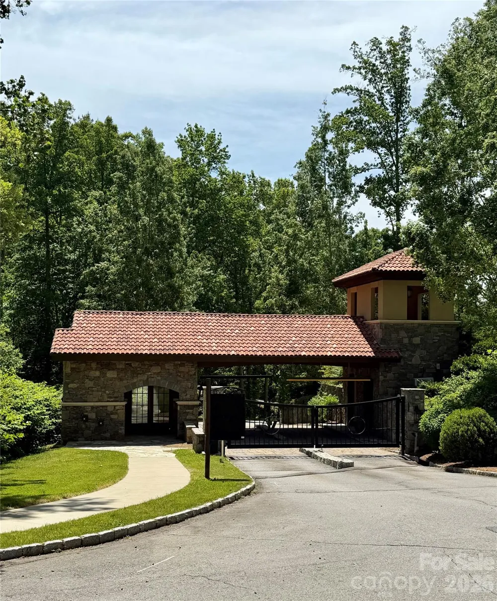 19 Villa Nova Drive Asheville, NC 28804