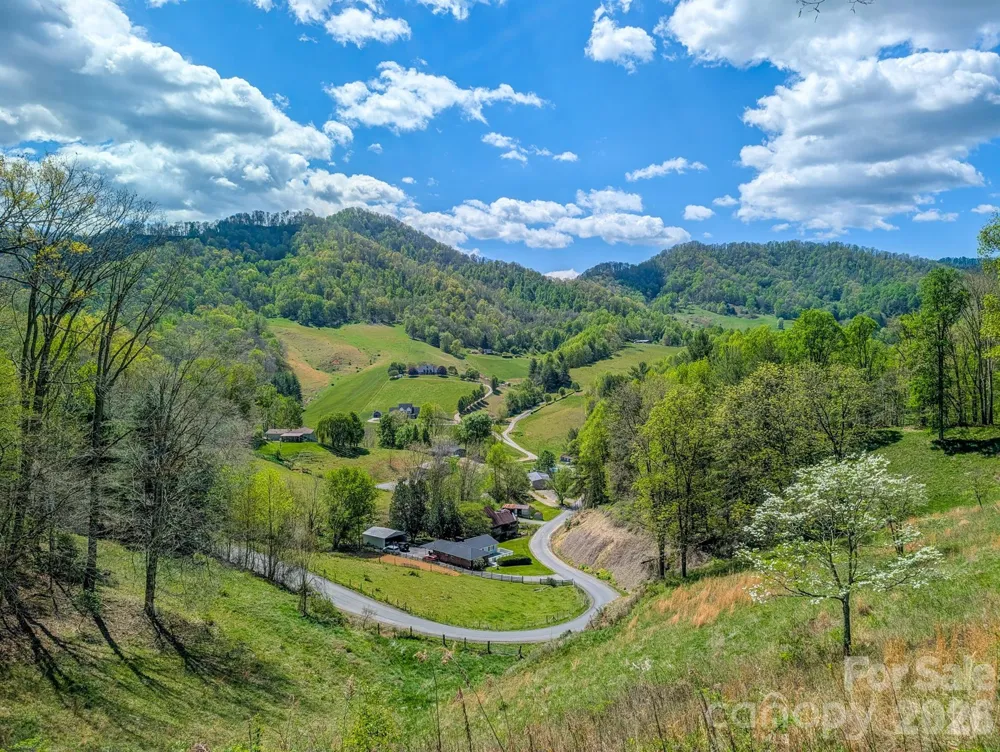 572 Pleasant Valley Road Burnsville, NC 28714
