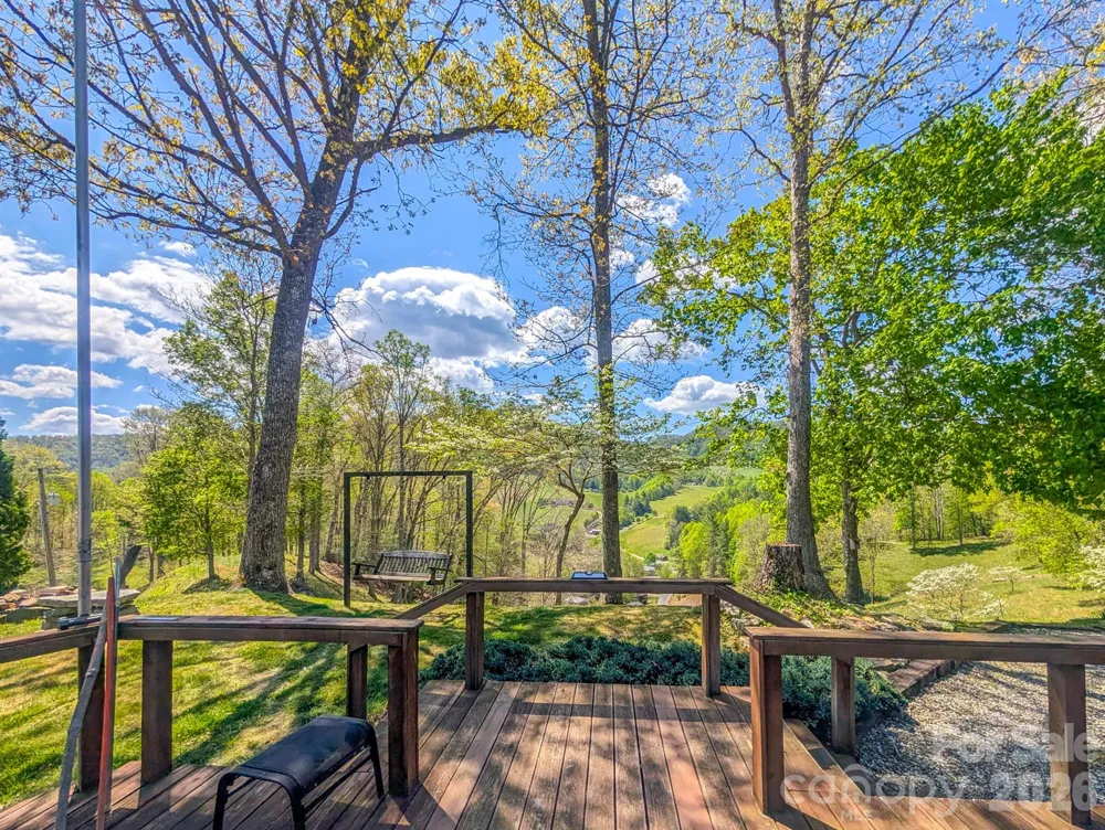 572 Pleasant Valley Road Burnsville, NC 28714