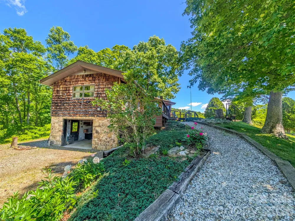 572 Pleasant Valley Road Burnsville, NC 28714