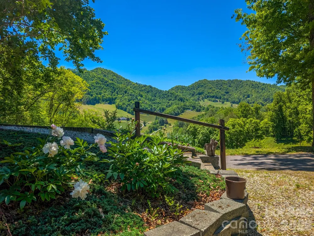 572 Pleasant Valley Road Burnsville, NC 28714