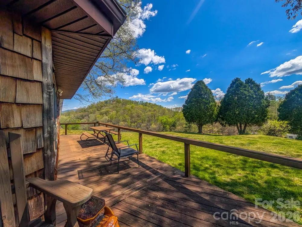 572 Pleasant Valley Road Burnsville, NC 28714