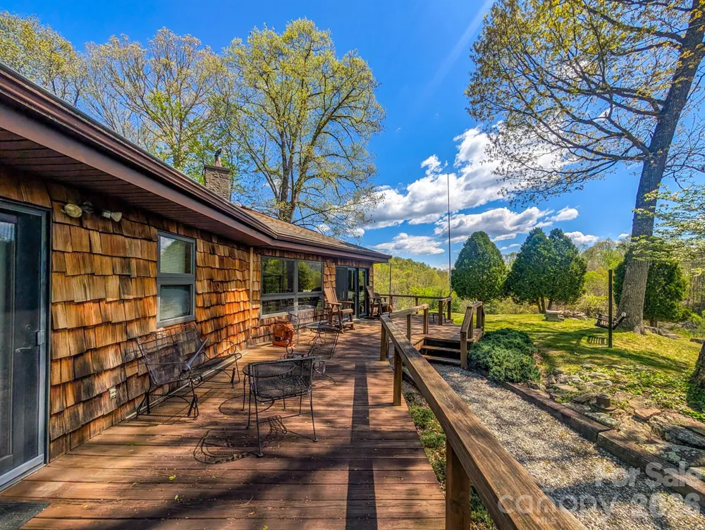 572 Pleasant Valley Road Burnsville, NC 28714