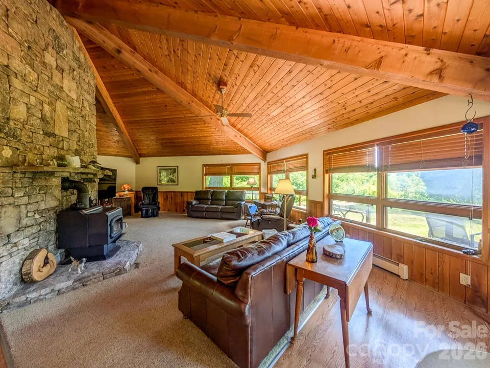 572 Pleasant Valley Road Burnsville, NC 28714