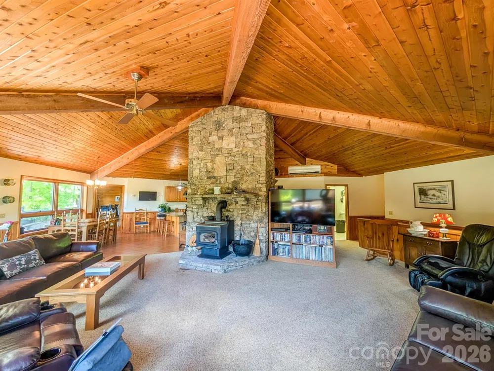 572 Pleasant Valley Road Burnsville, NC 28714