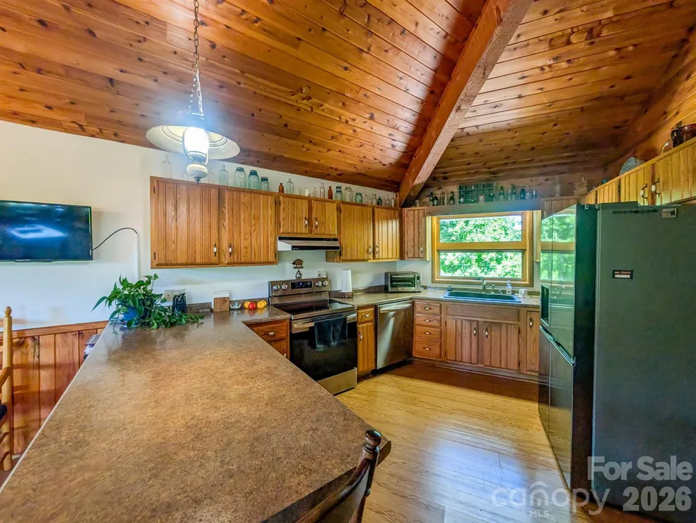 572 Pleasant Valley Road Burnsville, NC 28714