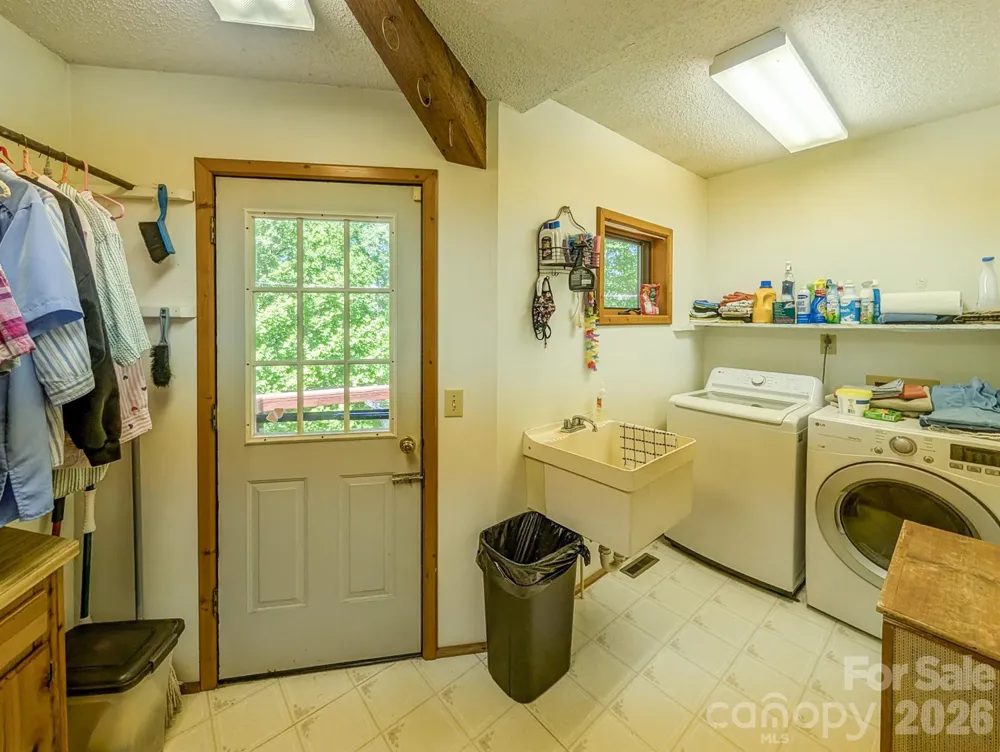 572 Pleasant Valley Road Burnsville, NC 28714