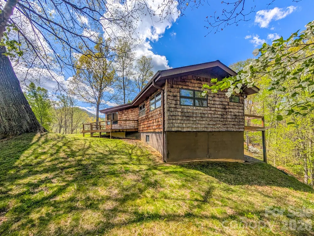 572 Pleasant Valley Road Burnsville, NC 28714