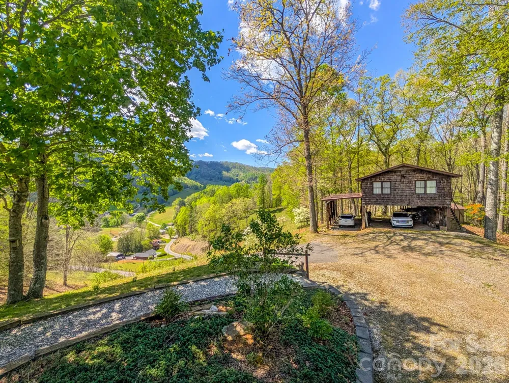 572 Pleasant Valley Road Burnsville, NC 28714