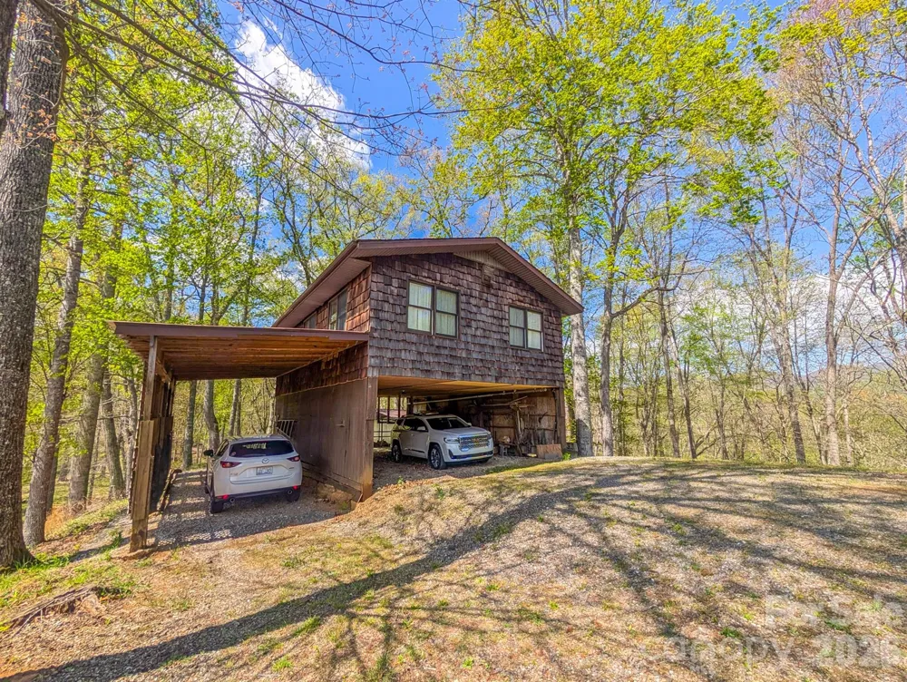 572 Pleasant Valley Road Burnsville, NC 28714