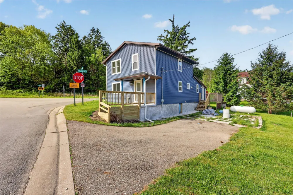 1387 E Riverside Drive Ionia, MI 48846