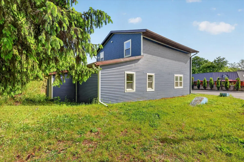 1387 E Riverside Drive Ionia, MI 48846