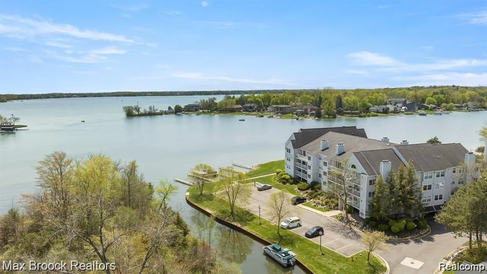 3591 PORT COVE DRIVE #55 Waterford Charter Township, MI 48328
