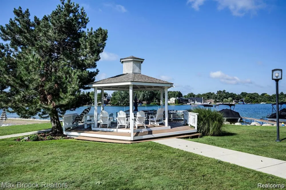 3591 PORT COVE DRIVE #55 Waterford Charter Township, MI 48328