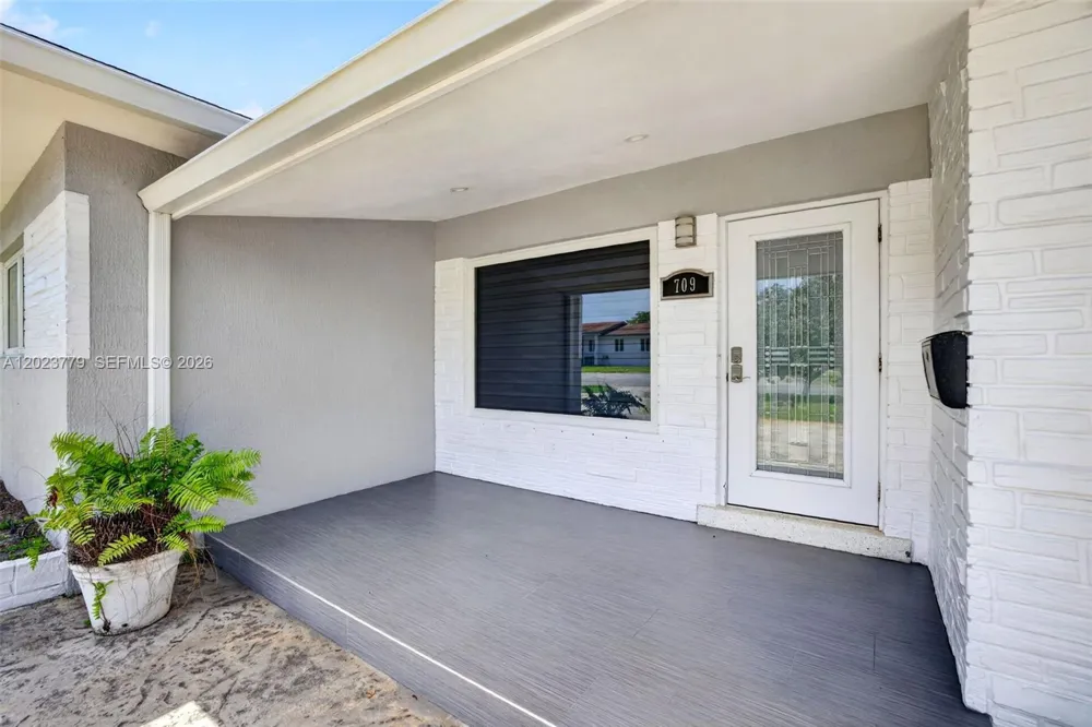 709 NW 9th Ct Hallandale Beach, FL 33009