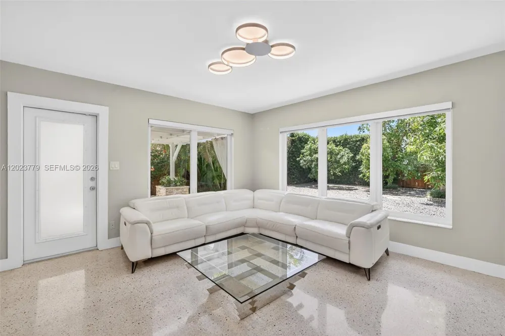 709 NW 9th Ct Hallandale Beach, FL 33009