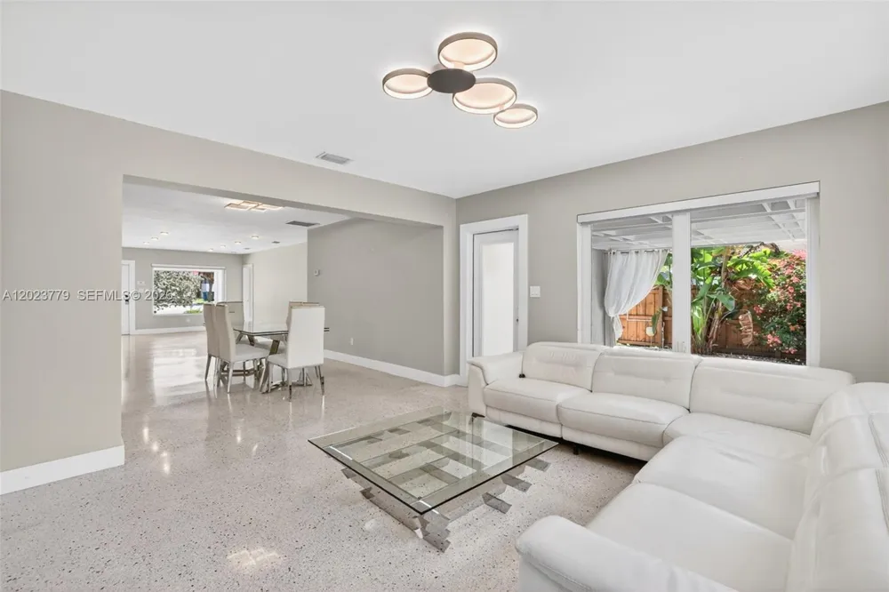 709 NW 9th Ct Hallandale Beach, FL 33009
